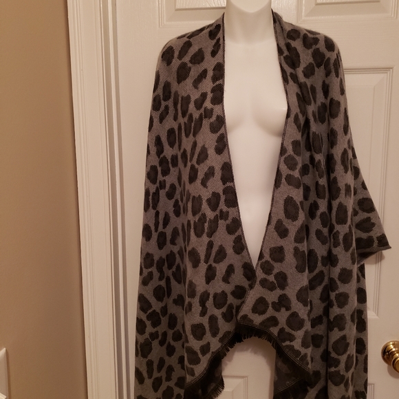 NWOT! ULTIMATE SOFT Animal Print Wrap - Picture 5 of 8